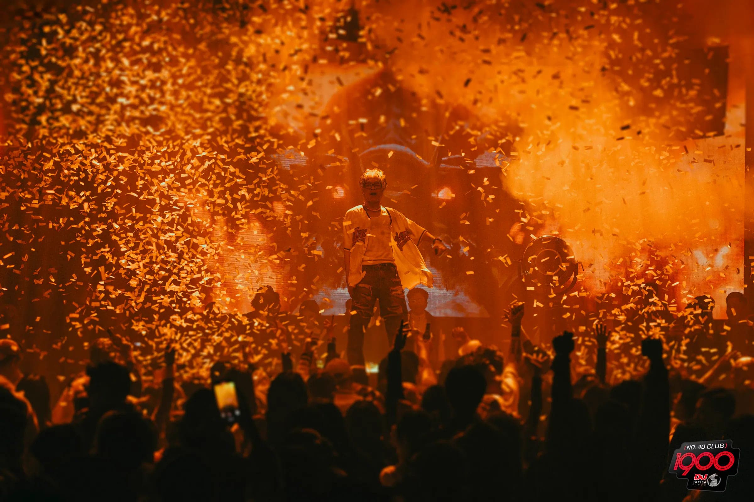 MC performing at 1900